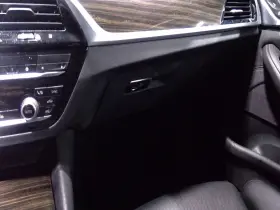 260.bm1o21 Bmw 530i 2021 Glove Box 925389