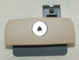 15296557 Cadillac 07 08 09 Srx Glove Box Latch Cashmere E4j03