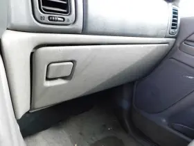 260.gm8b05 Chevrolet Truck Tahoe 2005 Glove Box 366135