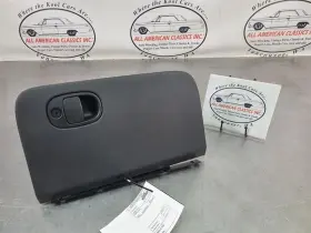 260.gm8s03 Chevrolet Truck 2003 Chevy Ssr Passengers Side Dash Glove Box Assembly Black - Oem