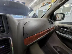 260.ch1613 Chrysler Town Coun 2013 Glove Box 3685015