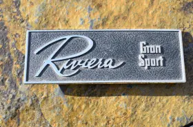 13698 Dj 1965 Buick Riviera Gran Sport Glove Box Door Emblem 65 Gs Dash Plate Ornament