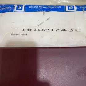 10230469 Gm 10217443 10217432 Replacement Number Glove Box Or Console Door Burgundy Color