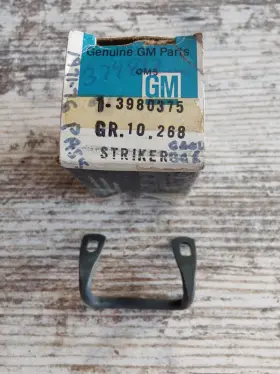3980375 Gm 379812 Nos Oem 1971-76 Chevy Passenger Glove Box Lock Striker