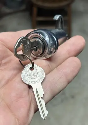 85013 Gm Oldsmobile Briggs & Stratton Original Nos 1939 Glove Box Lock With Keys