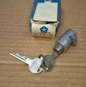 2945730 Mopar 1969 Newport 300 New Yorker Imperial 1971 B Van Nos Glove Box Latch And Keys