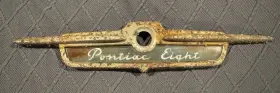 515795a Pontiac 1951 1952 Chieftain 8 Streamliner Glove Box Door Emblem