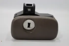 55560-0c010-b1 Toyota 2000-2006 Sequoia Tundra Glove Box Latch Handle Compartment Lock